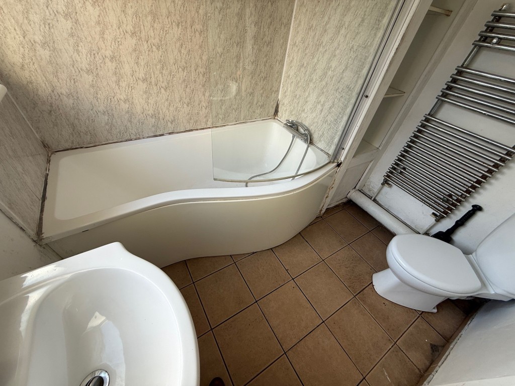 Lot: 11 - END-TERRACE HOUSE FOR IMPROVEMENT - Ground floor bathroom